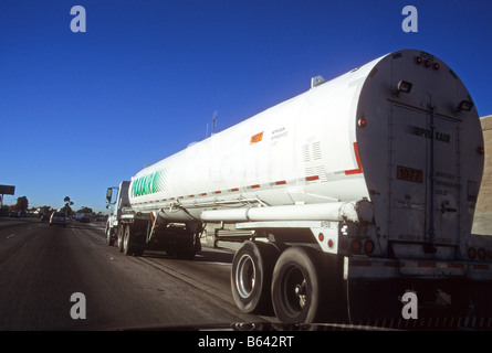 Chimiques gaz comprimé chariot roule sur l'autoroute. Banque D'Images