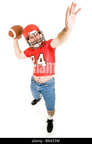 Homme d'âge moyen à l'école secondaire uniforme de football s'apprête à lancer une longue passe full body isolated on white Banque D'Images