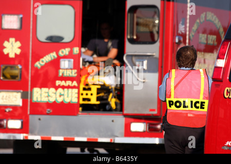 Une femme agent de police à la scène de plusieurs ambulances sur les lieux d'un incident de pertes massives de Waukesha Wisconsin Banque D'Images