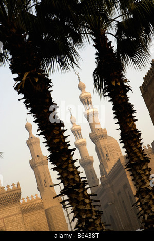 Egypte, Le Caire, Le Caire islamique, mosquée - Madrassa du Sultan Hassan (r) et de la mosquée d'Ar-Rifai (l) . Banque D'Images