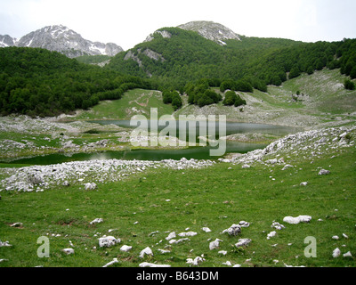 'Lago' lake in vivo, les Abruzzes, Italie Banque D'Images