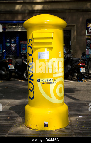 Post box jaune, la Rambla, Barcelone, Espagne Banque D'Images