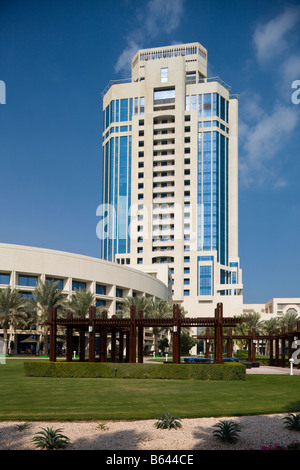 Jardins et tower, Ritz Carlton Hotel, Doha, Qatar Banque D'Images