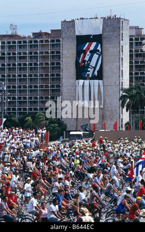 Les partisans du gouvernement au cours de célébration du premier mai le vélo au-delà d'un portrait de Che Guevara, à La Havane, Cuba, 1993 Banque D'Images