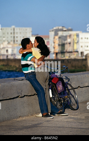 Jeune couple romantique sur le Malecon, La Havane, Cuba 1993 Banque D'Images