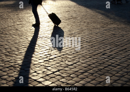 Personne de l'ombre des jambes pieds vitesse rapide marche dans rue en ville Banque D'Images