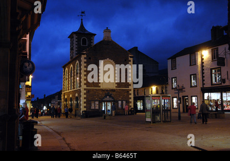 Le Moot Hall à Keswick au crépuscule UK Banque D'Images