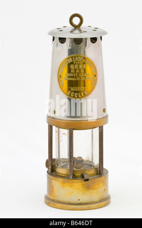 Les mineurs de type GR6S lampe de sécurité faites par le protecteur de l'éclairage et Lampe Co Ltd de Eccles utilisés sous terre dans les mines de charbon du pays de Galles du Sud Banque D'Images