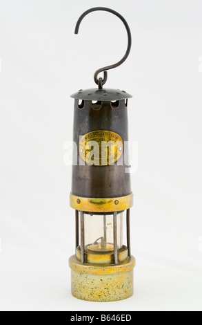 Lampe de sécurité mineurs Type Cambrien No4 faites par E Thomas et Williams Ltd de Aberdare utilisés sous terre dans les mines de charbon du pays de Galles du Sud Banque D'Images