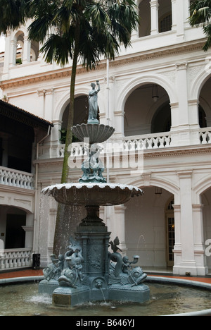 Fontaine et la cour intérieure de l'Hôtel Raffles Hotel, Singapore Banque D'Images