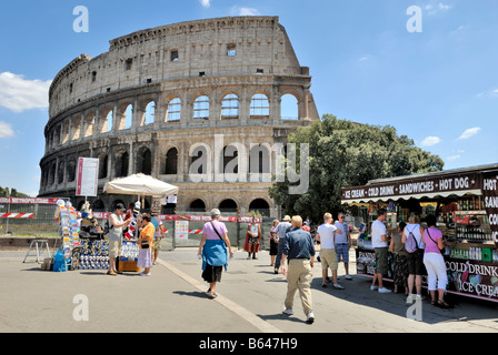 Un vendeur de rue vendant des rafraîchissements pour les touristes à proximité du Colisée, Rome, Latium, Italie, Europe. Banque D'Images