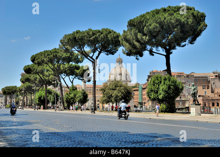 Vue sur la Via dei Fori Imperiali, statue en bronze de Jules César en avant du Foro di Traiano, Forum de Trajan, Rome, Italie Banque D'Images