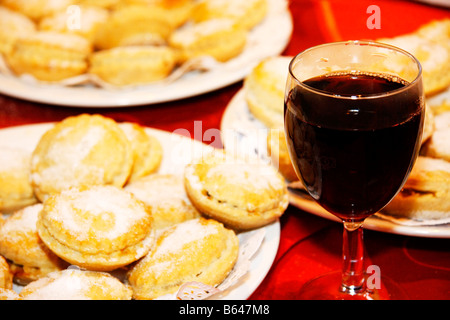 Plaques de petits pâtés avec un verre de vin chaud Banque D'Images