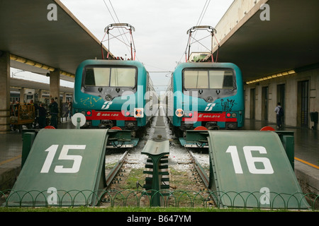 Deux italiens en attente des trains électriques sur les plates-formes 15 et 16 à Florence Santa Maria Novella, l'Italie. Banque D'Images