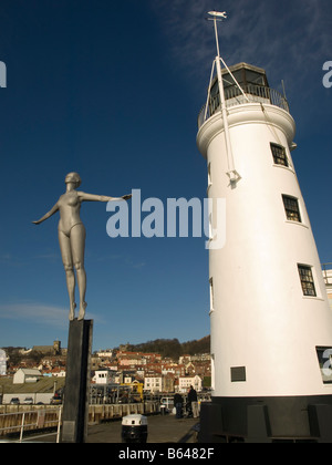 Le plongeon n'Belle' statue par artiste Craig Knowles par le phare sur Vincents ou west pier Scarborough érigée en 2007. Banque D'Images