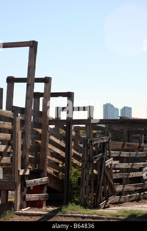 Vieux versets nouveau l'Ancienne boucherie à rampes Stockyards Station avec les nouveaux bâtiments à l'arrière-plan de Forth Worth au Texas Banque D'Images