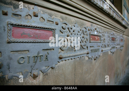 Rangée de vieilles boîtes aux lettres fonte décorative à l'extérieur de l'ancien bureau de poste à Pise, Italie. Banque D'Images