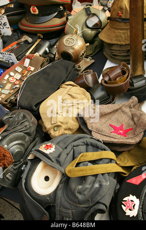 Souvenirs de guerre froide militaire communiste en vente au marché d'antiquités de décrochage à Bologne, Italie. Banque D'Images