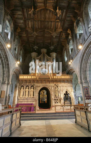 Ville de St David's, au Pays de Galles. La nef et le sanctuaire du 12ème siècle, la cathédrale de St David's. Banque D'Images