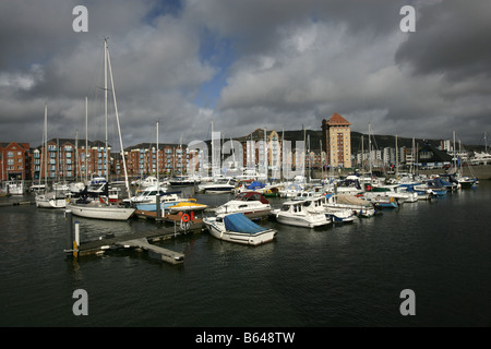 Ville de Swansea, Pays de Galles. Bateaux de loisirs dans le bassin sud de Dunstaffnage Marina au cœur de la quartier maritime régénéré. Banque D'Images
