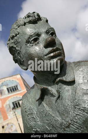 Ville de Swansea, Pays de Galles. Le John Doubleday Dylan Thomas sculpté sculpture dans le quartier maritime de port de plaisance de Swansea. Banque D'Images