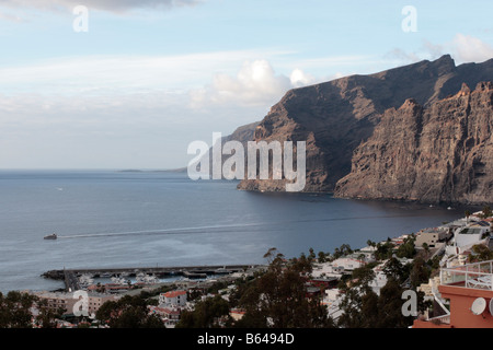 Vue sur le village et les falaises de Los Gigantes du Mirador de Archipenque dans Tenerife Espagne Banque D'Images