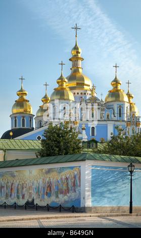 Matin Mykhailiv'ska scène carré avec vue sur Mykhailiv'skyj Sobor cathédrale orthodoxe chrétienne. Le centre-ville de Kiev, Ukraine. Banque D'Images