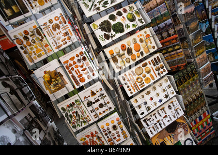 France, Paris, cartes postales montrant French food Banque D'Images