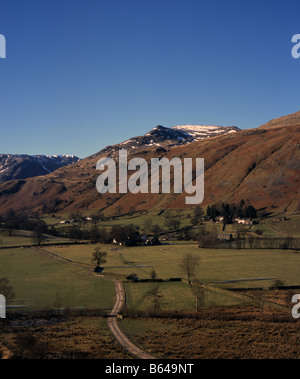 Vue le long Grisedale à la neige sommet recouvert de Nethermost Pike et Helvellyn Penrith Cumbria Lake District Angleterre Banque D'Images