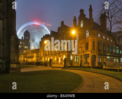 La grande roue Exchange Square Manchester en Angleterre de la cathédrale en début de soirée l'hiver Banque D'Images
