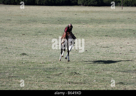 Un Africain American cowboy au Texas contre un tronçonnage bronco sur le ranch Banque D'Images