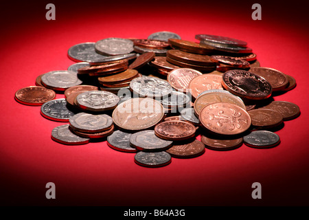 Pile de pièces sur fond rouge Banque D'Images