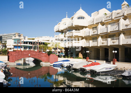 Puerto Marina Benalmadena Costa Costa del Sol Malaga Province Espagne Petite Plaisance à l'ancre dans le port Banque D'Images