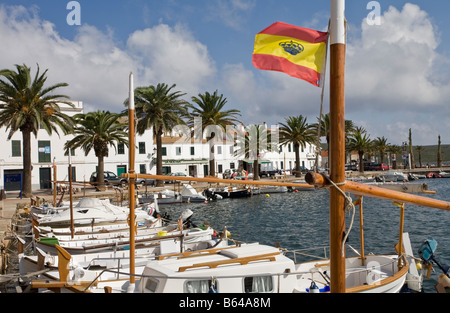 Bateaux dans le port de Fornells, Minorque, Espagne. Banque D'Images