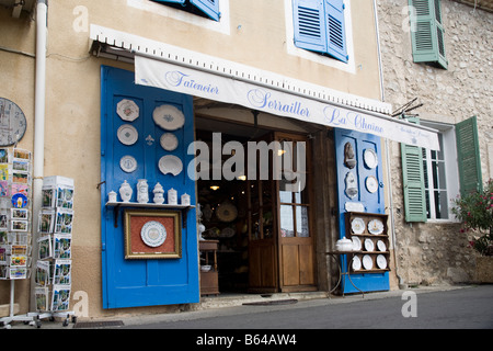 Atelier de faïence : carreaux de faïence store, magasin de poterie. Moustiers Sainte Marie, Haute Provence, France Banque D'Images