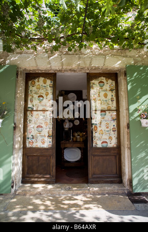 Atelier de faïence : carreaux de faïence store, magasin de poterie. Moustiers Sainte Marie, Haute Provence, France Banque D'Images