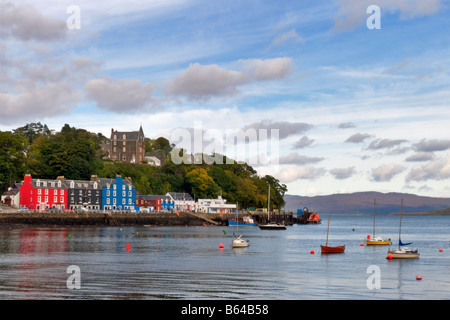 Front de mer et d'harbourside de Tobermory, Isle of Mull, Scotland prises sur un jour nuageux mais lumineux Banque D'Images