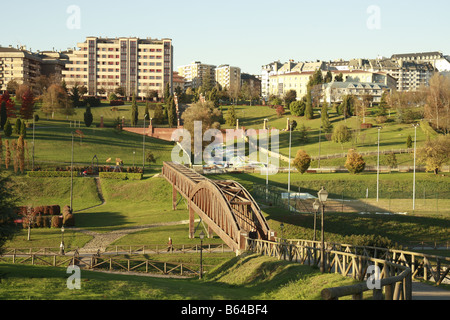 Park à Oviedo Espagne utilisé par les joggeurs et roulettes Banque D'Images