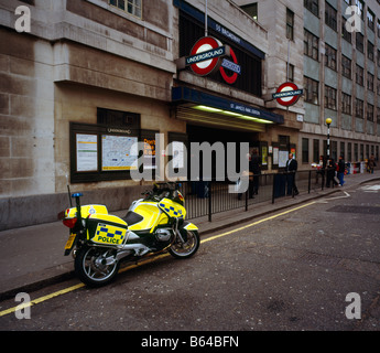 La police britannique des transports hors Moto St James Park Station de métro. Londres, Angleterre, Royaume-Uni. Banque D'Images
