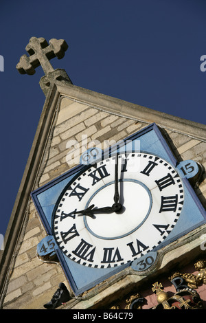 Ville de Peterborough, en Angleterre. Angle de vue de près l'élévation est tour de l'horloge du 17ème siècle Guildhall. Banque D'Images