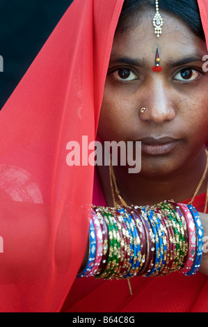 Jeune femme indienne en vêtements traditionnels et bijoux. Portrait. L'Andhra Pradesh, Inde Banque D'Images