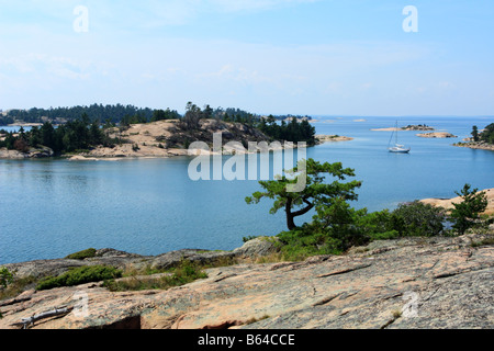 Petit voilier ancré dans l'eau bleu idyllique de la baie Georgienne, Ontario Canada Banque D'Images