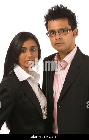 Jeune couple asiatique moderne en costumes isolated on white Banque D'Images