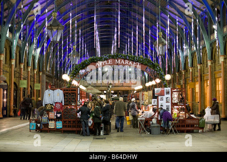 Intérieur de l'édifice du marché de Covent Garden avec des lumières de Noël 2008 Banque D'Images