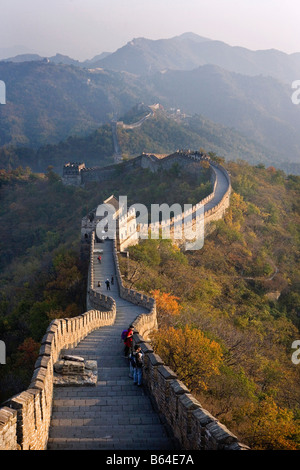 La Chine. Mutianyu, près de Beijing. La Grande Muraille. Les visiteurs. Banque D'Images