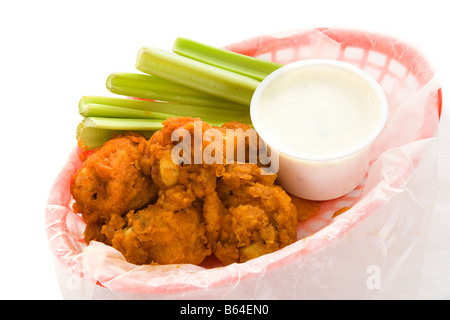 Panier d'ailes de poulet Buffalo épicée isolated on white Banque D'Images