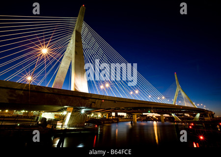 Boston Massachusetts Zakim Bridge à la nuit, ou le coucher du soleil Banque D'Images