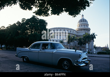 American Vintage anciennes voitures dans la rue à côté du bâtiment de la capitale de La Havane Cuba 1993 Banque D'Images