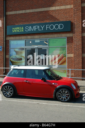 Stationné à l'extérieur mini Marks and Spencers, Market Harborough, England, UK Banque D'Images