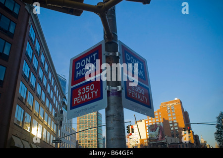 Un signe avertissant les automobilistes de ne pas klaxonner leurs cornes est affichée près de la Holland Tunnel à New York Banque D'Images